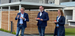 Erdbeerkuchen zur Einweihung am Peter-Röttgen-Platz